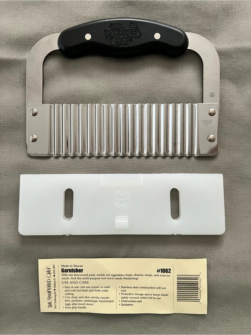 The Pampered Chef Crinkle Cutter Garnisher - #1062 retired